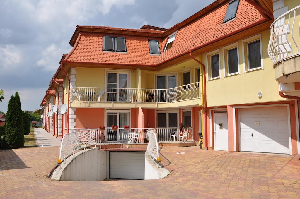 Hotel Jázmin Panzió Hajdúszoboszló Esterno foto